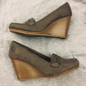 Brown/tan suede heels